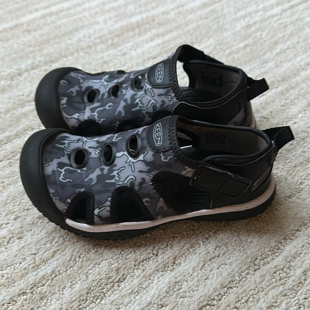 KEEN Stingray Water Shoes for Kids Black Camo Size 12 - Picture 3 of 16